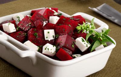 Ensalada de betabel con queso. Ensalada de betabel con queso.