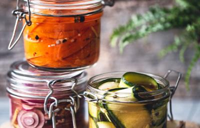 Envases con verduras alimentos fermentados  