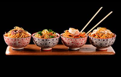 Fideos de arroz en distintos platos y con diferentes ingredientes. Fideos de arroz en distintos platos y con diferentes ingredientes.