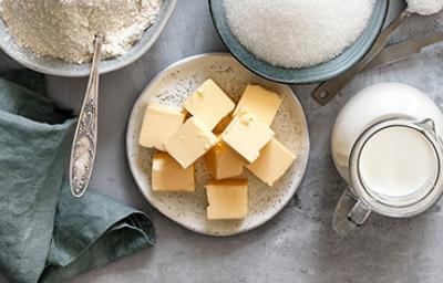 Es muy fácil hacer mantequilla casera con crema para batir. Mantequilla con otros ingredientes de repostería.