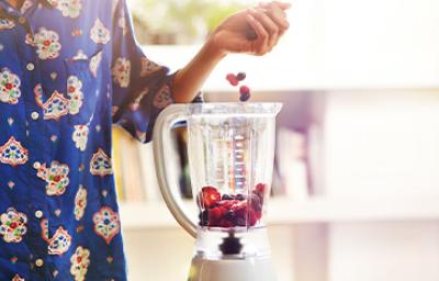 Los smoothies se pueden preparar en una licuadora portátil o tradicional. Los smoothies se pueden preparar en una licuadora portátil o tradicional.