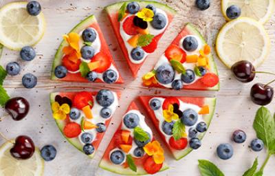 Pizza de frutas con moras azules y sandía. Pizza de frutas con moras azules y sandía.