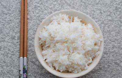 Palitos chinos con bowl de arroz para hacer sushi 