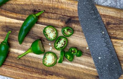 Tabla de pica con variedad de chile verde  
