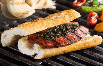 El choripán con chimichurri es todo un clásico argentino.