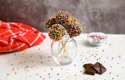 Cake pops de chocolate y chispas de colores Cake pops de chocolate y chispas de colores
