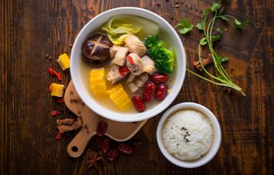 El caldo y el consomé de pollo son similares, pero el segundo no lleva verduras durante la cocción. El caldo y el consomé de pollo son similares, pero el segundo no lleva verduras durante la cocción.