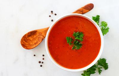 Crema de jitomate con perejil, una de las recetas más famosas, servida con una cuchara de madera. Crema de jitomate con perejil, una de las recetas más famosas, servida con una cuchara de madera.