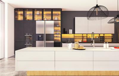 Cocina limpia y refrigerador al fondo, quitar mal olor del refrigerador