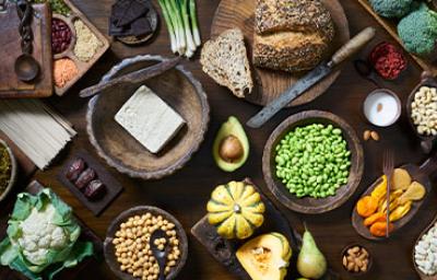 Tofu, granos, semillas y verduras servidas en una mesa, comidas veganas que se suelen usar. Tofu, granos, semillas y verduras servidas en una mesa, comidas veganas que se suelen usar.
