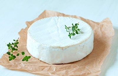 Empaque y bloque de queso vegano con tomillo  Empaque y bloque de queso vegano con tomillo