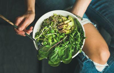 Plato de ensalada con variedad de verduras verdes 
