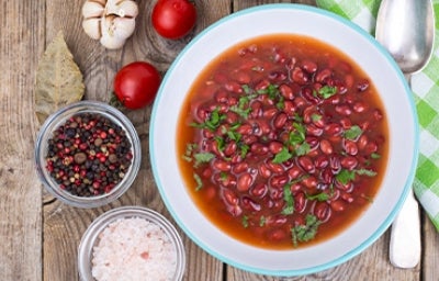 Plato con frijoles, uno de los alimentos enlatados más comunes. Plato con frijoles, uno de los alimentos enlatados más comunes.