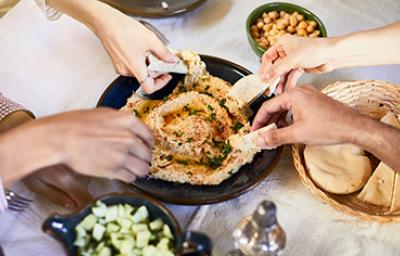 El hummus es una comida árabe muy popular. El hummus es una comida árabe muy popular.