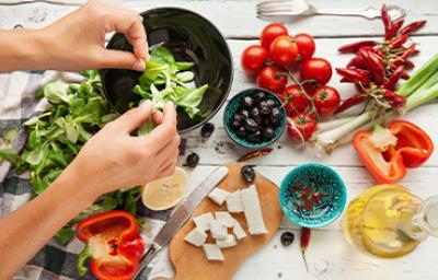 Los ingredientes frescos y naturales son comunes en la comida mediterránea. Aceite de oliva, queso, frutas cítricas y jitomates para una ensalada griega, una comida mediterránea.