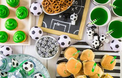 Mesa con botanas fáciles para ver fútbol.