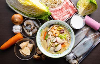 Variedad de mariscos y verduras para hacer caldo de pescado Variedad de mariscos y verduras para hacer caldo de pescado