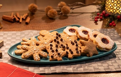 Galletas, una botana navideña popular, en forma de estrellas, árboles y copos de nieve