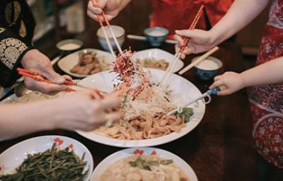 Una parte de la comida típica de China es para compartir. Una familia compartiendo una comida típica de China.