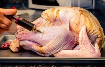 inyectar el pavo navideño para que quede jugoso