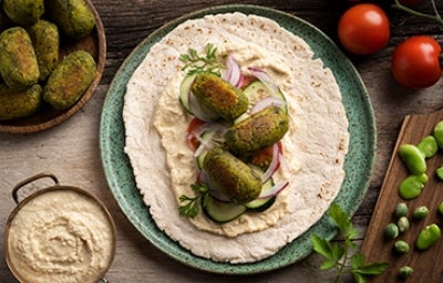 Falafel con verduras, tahini y pan pita, una comida libanesa tradicional. Falafel con verduras, tahini y pan pita, una comida libanesa tradicional.