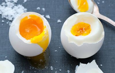 Dos huevos cocidos, una forma de hacerlos con la que se puede jugar con la yema. Dos huevos cocidos, una forma de hacerlos con la que se puede jugar con la yema.
