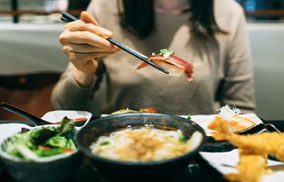 Mujer comiendo en Japón, un gran destino del turismo gastronómico. 
