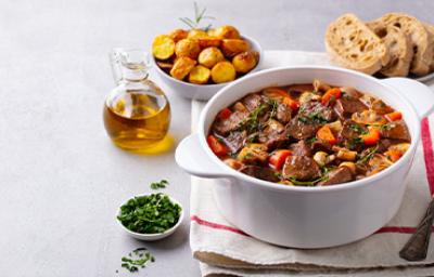 Las sopas y estofados son almuerzos caseros comunes en América Latina. Estofado de carne y verduras, un almuerzo casero que puede variar en su receta.