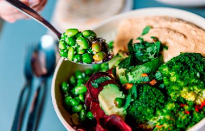 Bowl vegetarino con hummus, edamames y brócoli.
