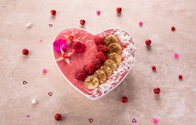 Bowl de granola con forma de corazón, desayuno para enamorar en San Valentín Bowl de granola con forma de corazón, desayuno para enamorar en San Valentín