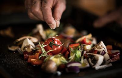 Ingredientes tomates y ajos sartén para hacer tatemado Ingredientes tomates y ajos sartén para hacer tatemado
