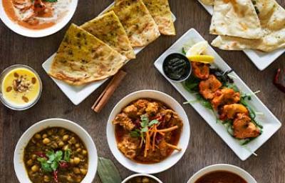 La comida india tiene una gran variedad de opciones y sabores Diversas comidas indias como pan naan, lassi, tikka masala y dhal