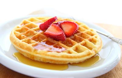 Waffle perfecto servido con toppings de fruta y miel Receta para lograr una masa para waffles perfecta