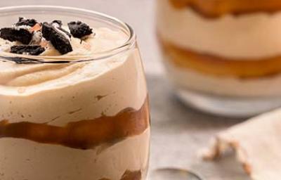 Los postres en vaso son muy buenos para usar con dulce de leche. Un postre en vaso con dulce de leche y galletas.