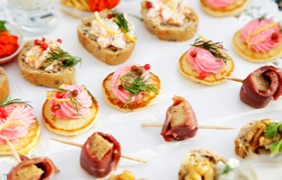 Las botanas pueden ser del mundo salado, dulce o agridulce Mesa servida con botanas saladas y dulces para fiesta