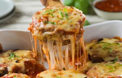 Las berenjenas son muy buenos alimentos para sacarle provecho en recetas vegetarianas. Berenjenas a la parmesana con salsa de tomate, una receta vegetariana popular.