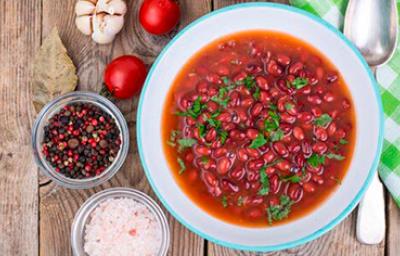 Plato con receta con frijoles y arroz