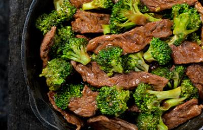 Plato de una receta de brócoli con carne.