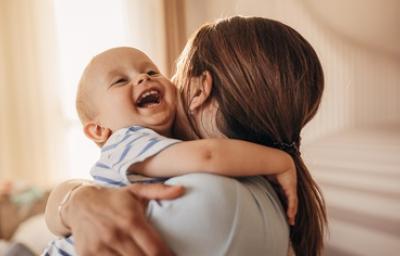 madre abrazando a su bebe primer celebracion dia de las madres