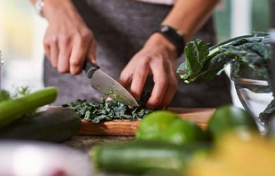 Cuchillo de cerámica cortando verduras Cuchillo de cerámica cortando verduras