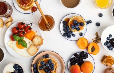 Mesa con diferentes platos en desayuno del Día del Padre Mesa con diferentes platos en desayuno del Día del Padre