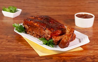 Costillas con salsa BBQ, una de las salsas para carne más famosas. 