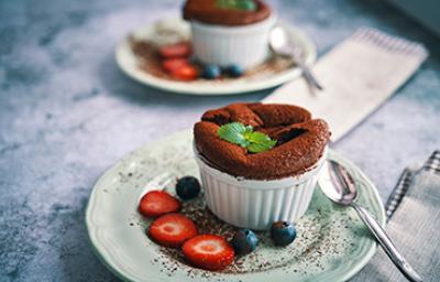 Soufflé de chocolate con fresas y mora azules Soufflé de chocolate con fresas y mora azules