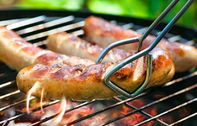 Asador de carbón con salchichas Asador de carbón con salchichas