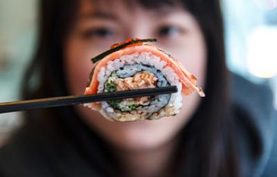Comida asiática, rollo de sushi Comida asiática, rollo de sushi