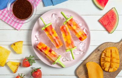 Paletas de hielo con trozos de fruta Paletas de hielo con trozos de fruta