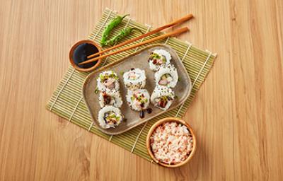 Rollo de tipos de sushi con salsa soya Rollo de tipos de sushi con salsa soya
