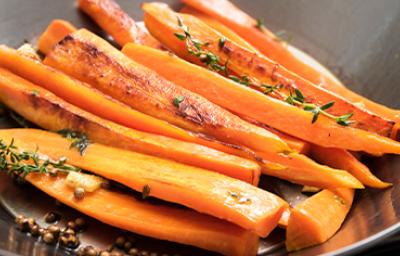 Zanahorias en tiras hechas con cortador de verduras Zanahorias en tiras hechas con cortador de verduras