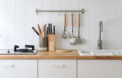 Cocina con utensilios y espátulas metálicas Cocina con utensilios y espátulas metálicas