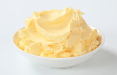 Mantequilla clarificada ghee en un tazón blanco Mantequilla clarificada ghee en un tazón blanco